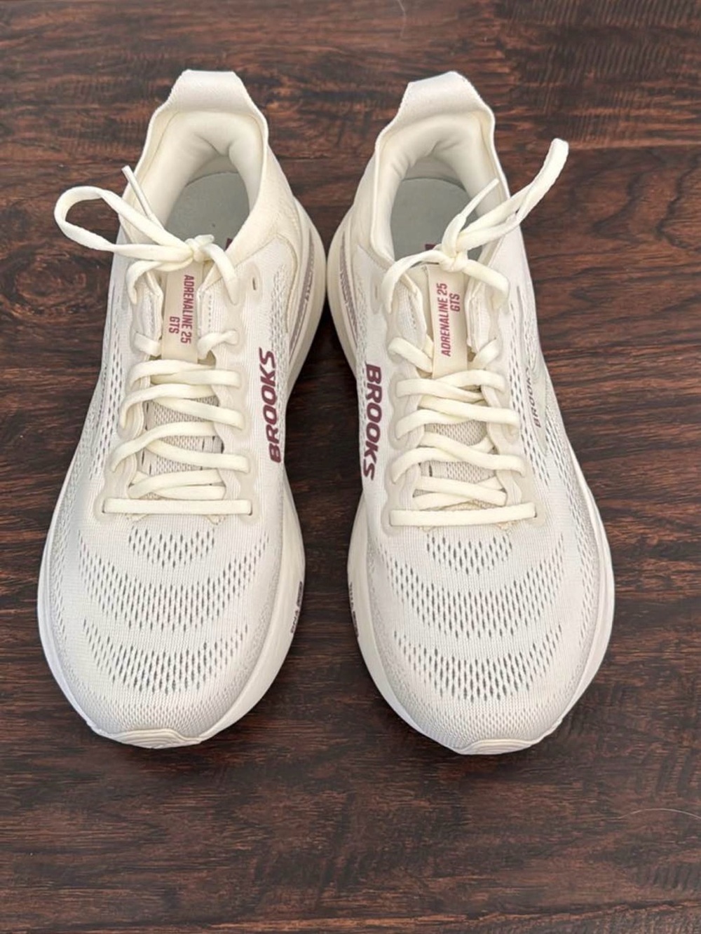 Brooks Adrenaline GTS 25 Sneakers in Cream with Maroon Logo